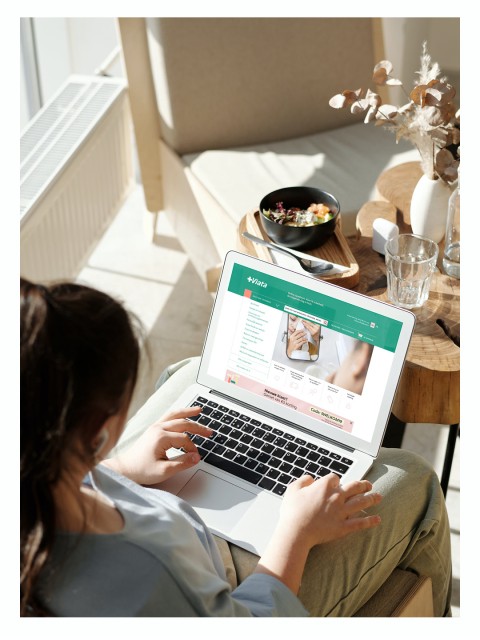Vrouw met laptop met website Viata 
